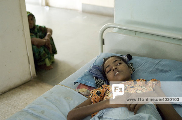 Dieses Mädchen liegt auf Kosten einer Hilfsorganisation im privaten Shree Jain Hospital und ist lebengefährlich an einer tuberkulösen Meningitis erkrankt  hinten ihre Mutter  Howrah  Hooghly  Westbengalen  Indien