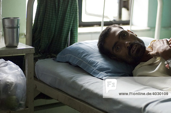 Anwari Mondol  35  ist lebensgefährich an TB erkrankt  um sein Leben zu retten  wurde er von einer Hilfsorganisation in das Privatkrankenhaus Shree Jain eingewiesen  das notfalls auch über eine Intensivstation verfügt  Howrah  Hooghly  Westbengalen  Indien
