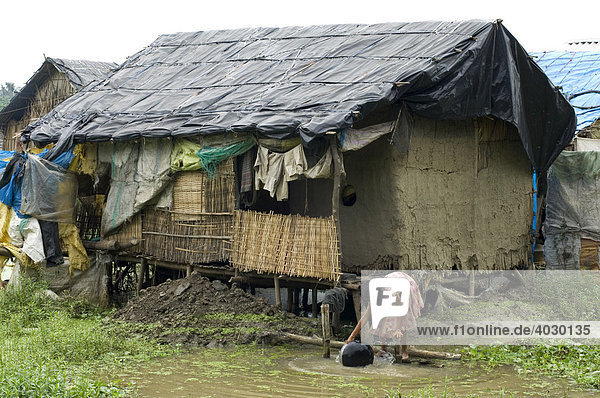 Die hygienischen Verhältnisse in den Slums sind katastrophal. Oft dienen kleine Tümpel als Nutz- und Trinkwasserreservoir sowie Toilette und Müllhalde gleichermaßen. Während der Monsunzeit sind sie darüber hinaus eine Brutstätte für Moskitos die Malaria und Denguefieber übertragen. Kolkata  Westbengalen  Indien