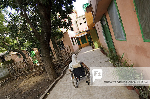 Salma Bibi  18  verbrachte die letzten zwei Jahre ihres Lebens im Bett. Sie litt unter einer schweren Spinaltuberkulose mit schweren Komplikationen. Die angegriffene Wirbelsäule wurde auf Kosten einer Hilfsorganisation operiert  doch sie wird trotzdem nie wieder laufen können. Vor dem St. Thomas Home  einer TB- Spezialklinik  fährt sie die ersten Runden in ihrem Rollstuhl. Howrah  Hooghly  Westbengalen  Indien