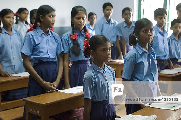 Eine typische indische Schulklasse. Wer sie besucht hat Glück. Die Schulpflicht in Indien besteht nur auf dem Papier und noch immer lernen viele Kinder nicht Lesen und Schreiben. Howrah  Hooghly  Westbengalen  Indien