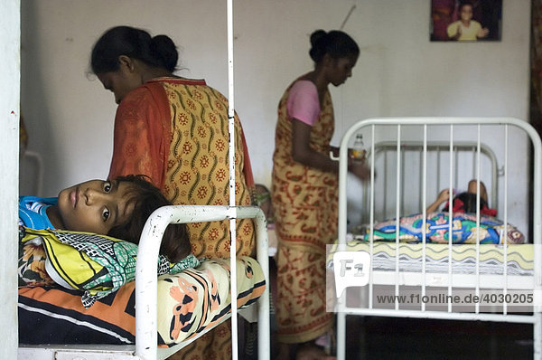 Children suffering from spinal tuberculosis at Pushpa Clinic  a TB centre designated especially for children from the slums of Howrah and Kolkata (Calcutta). Howrah  Hooghly  West Bengal  India