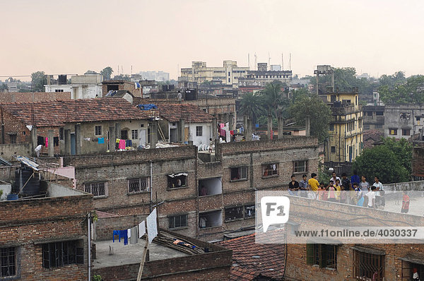 View over the roofs and roof terraces of Howrah  slums located between modern residential blocks  Howrah  Hooghly  West Bengal  India