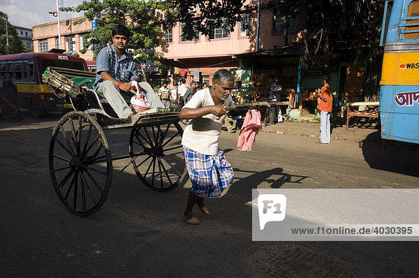 Rikscha-Fahrer mit Fahrgast  Kolkata  Kalkutta  Hooghly  Westbengalen  Indien
