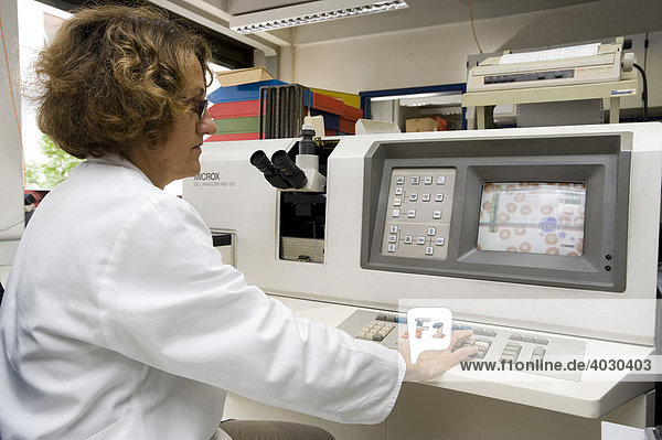 Semi-automated differentiation of blood smears by a laboratory technician in the hematology department