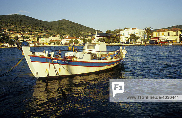 Boot im Hafen von Vathi  Insel Ithaka  Griechenland  Europa