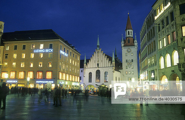 Marienplatz mit Altem Rathaus  München  Bayern  Deutschland  Europa