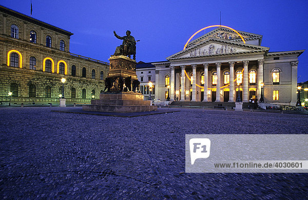 Residenz  Denkmal Max I. Joseph und Nationaltheater  Oper  München  Bayern  Deutschland  Europa