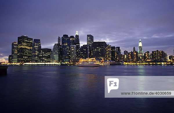 Downtown Manhattan und East River  New York City  USA
