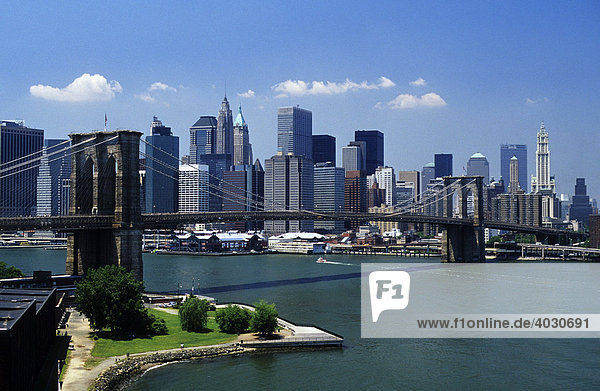 Brooklyn Bridge und Downtown Manhattan  New York City  USA