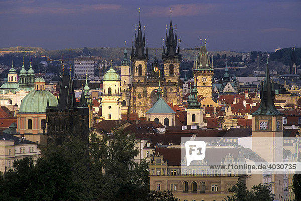 Ansicht der Altstadt von Prag mit der Teynkirche  Prag  Tschechien  Europa