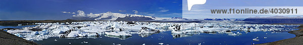 Gletschersee Jökulsárlón  dt. Gletscherflusslagune  liegt zwischen dem Skaftafell-Nationalpark und Höfn  mit treibenden Eisbergen  Panoramaaufnahme  Südküste  Island  Europa