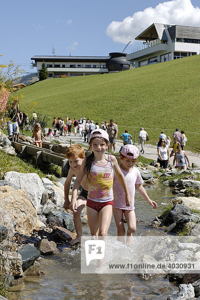 Kinder planschen im Wasser des Barfußpfades am Hexenwasser an der Hohen Salve  Söll  Tirol  Österreich  Europa