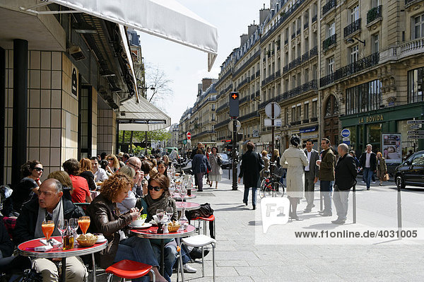 Straßencafe  Läden  Rue Montorgueil  2. Arrondissement  Paris  Zentrum  Frankreich  Europa