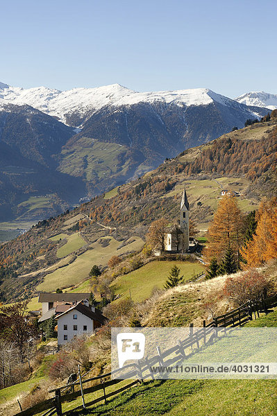 Von Tannas mit der Herz Jesu Kirche über das Etschtal auf die Berge um das Stilfser Joch  Vinschgau  Südtirol  Italien  Europa