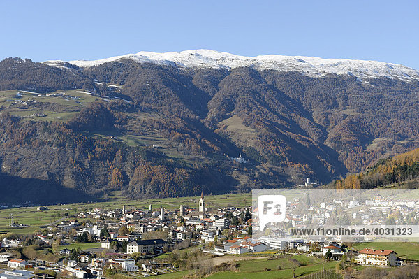 Vom Tartscher Bühel  Tartsch auf Mals und die Berge um die Sesvenna  Vinschgau  Südtirol  Italien  Europa