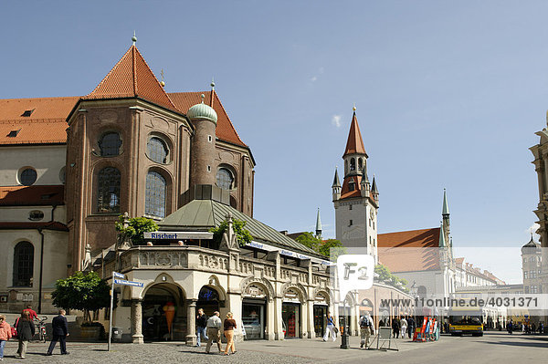 Cafe Rischart am Viktualienmarkt mit dem alten Peter  München  Bayern  Deutschland  Europa