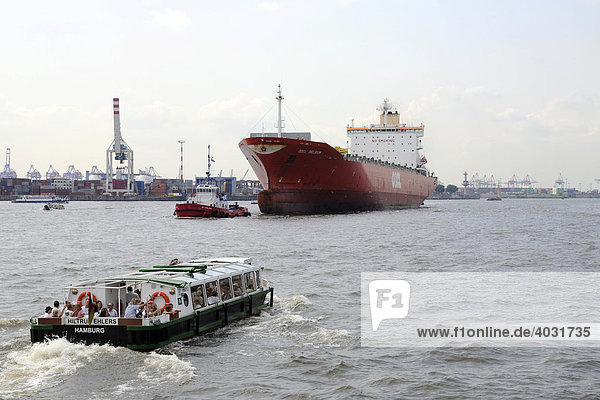 Schiffsverkehr auf der Elbe im Bereich Hamburger Hafen Hansestadt Hamburg Deutschland Europa