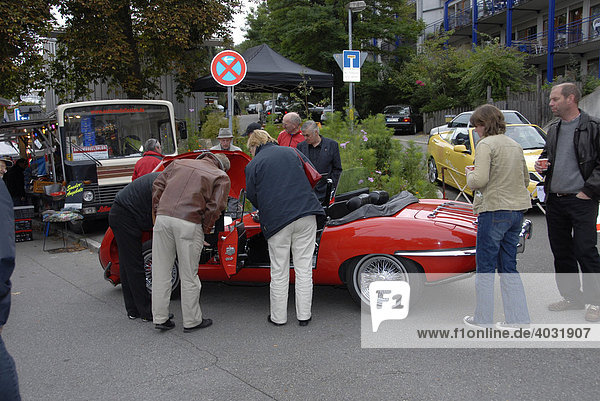 Neugierige Zuschauer beim Jaguar E Type 4  2  Retromotor - Oldtimer-Festival  Tübingen  Baden-Württemberg  Deutschland  Europa