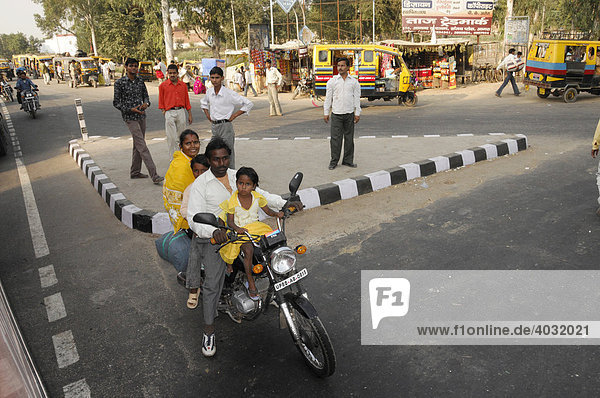 Traffic  a whole family on a motorcycle  Delhi  Rajasthan  North India  Asia