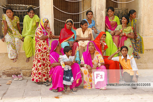 Indian women waiting at the Mehrangart Fort Jodhpur  Rajasthan  North India  Asia