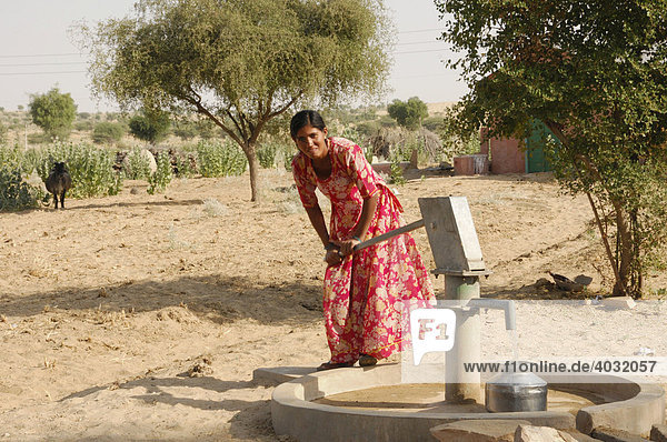 Indian woman getting water  on the road leading to Jaisalmer  Rajasthan  North India  Asia