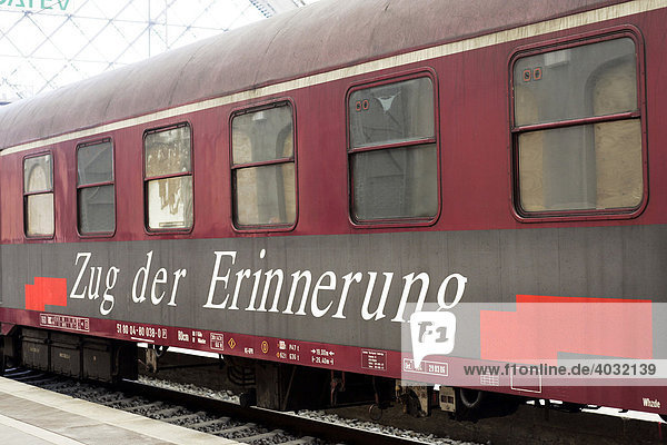Zug der Erinnerung im Hauptbahnhof Dresden  Sachsen  Deutschland  Europa