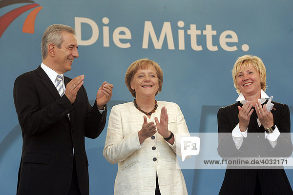 Bundeskanzlerin Angela Merkel beim Besuch in Dresden  links Ministerpräsident Stanislaw Tillich  rechts Bürgermeisterin Helma Orosz  Dresden  Sachsen  Deutschland  Europa