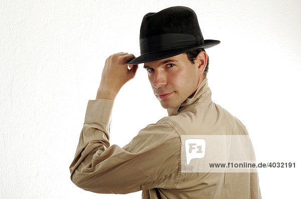 Portrait eines jungen Mannes im Stil der 20er Jahre mit Hut  Hemd