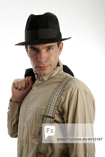 Portrait eines jungen Mannes im Stil der 20er Jahre mit Hut  Hemd  Hosenträgern