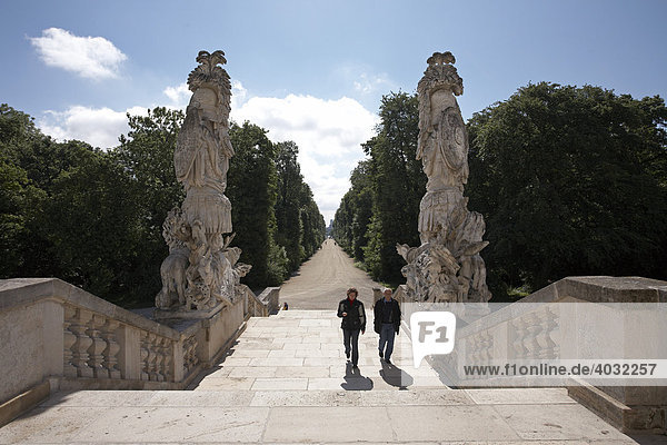 Treppenanlage der Gloriette  von mächtigen Trophäenstücken gesäumt  Schloss Schönbrunn  Wien  Österreich  Europa