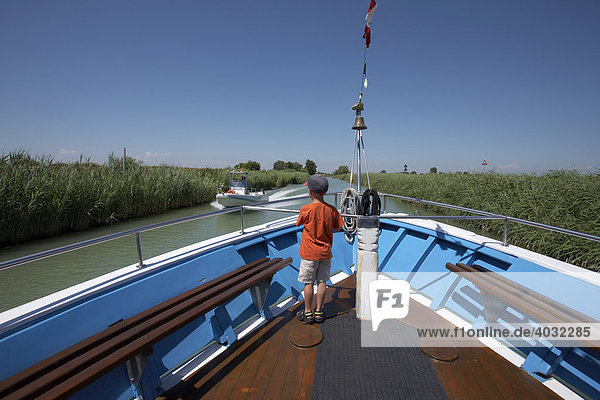 Kind auf Boot  Bootsfahrt am Kanale Saetta  Caorle  Italien  Europa