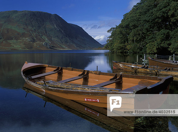 Boote am Crummock Wasser  Lake District  Cumbria  Vereinigtes Königreich  Europa
