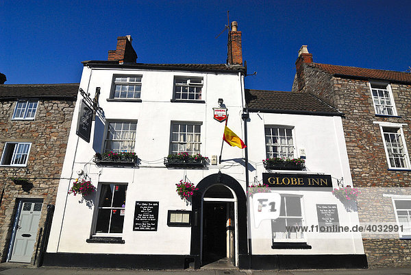 Innenstadt  Häuserzeile  Globe Inn Pub  Wells  Somerset  England  Großbritannien  Europa