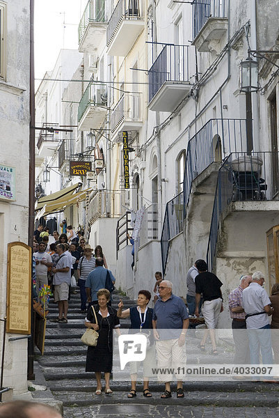 Altstadtgasse  Menschen  Monte S. Angelo  Apulien  Süditalien  Italien  Europa