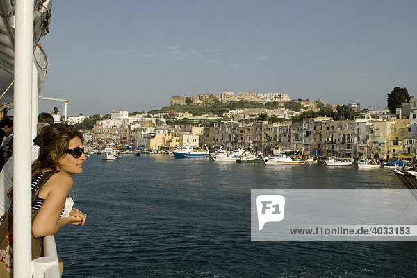 Frau blickt vom Meer auf Hauptort Procida und Hafen  Insel Procida  Golf von Neapel  Kampanien  Süditalien  Italien  Europa