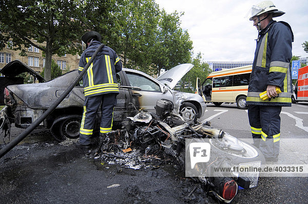 Feuerwehrmänner  ausgebrannte Fahrzeuge  Mercedes und BMW-Krad nach schwerem Verkehrsunfall  Arnulf-Klett-Platz  Stuttgart-Stadtmitte  Baden-Württemberg  Deutschland  Europa