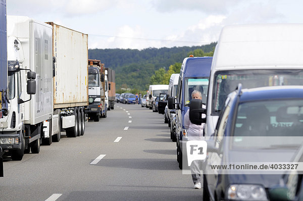 Stau  Rettungsgasse vor der Unfallstelle  Verkehrsunfall auf der Autobahn  Altingen  Baden-Württemberg  Deutschland  Europa