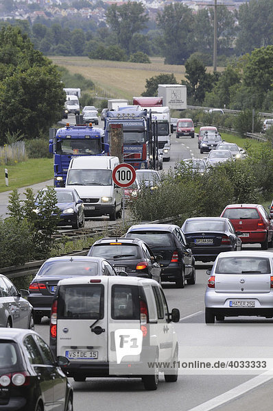 Stau nach Verkehrsunfall auf der Autobahn  Altingen  Baden-Württemberg  Deutschland  Europa