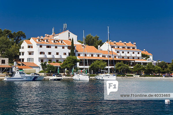 Hafen mit dem Hotel Odisej  Pomena  Insel Mljet  Dubrovnik-Neretva  Dalmatien  Kroatien  Europa
