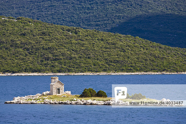 Kleines einsames Haus auf einer kleinen Insel an der süddalmatischen Küste  Dalmatien  Kroatien  Europa