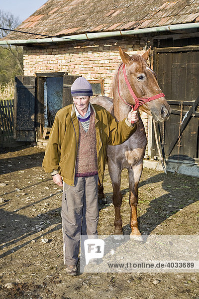 Rumänischer Mann mit seinem Pferd  Cernuc  Salaj  Siebenbürgen  Transsilvanien  Rumänien  Europa