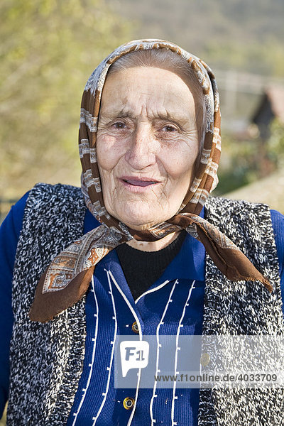 Portrait  rumänische Frau mit Kopftuch  Bezded  Salaj  Siebenbürgen  Transsilvanien  Rumänien  Europa