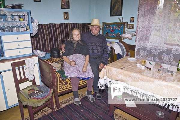 Rumänisches Paar in ihrem Wohnzimmer in Bezded  Salaj  Siebenbürgen  Transsilvanien  Rumänien  Europa