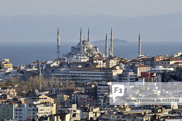 Blick auf die Altstadt  Sultan Ahmed Moschee  Istanbul  Türkei