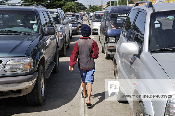 Kinderarbeit  10-jähriger Junge putzt Autoscheiben an einer Kreuzung  Santa Cruz  Bolivien  Südamerika