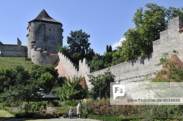 Burgmauer und Wachturm  Burg Burghausen  Oberbayern  Bayern  Deutschland  Europa