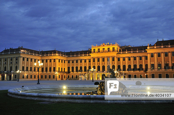Schloss Schönbrunn bei Nacht  Wien  Österreich  Europa