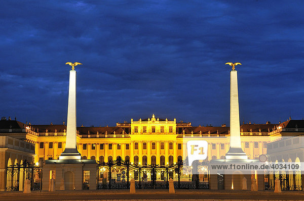 Schloss Schönbrunn bei Nacht  Wien  Österreich  Europa