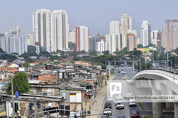 Die Favela ParaisÛpolis vor modernen Wolkenkratzern  Kontrast  Stadtteil Morumbi  Sao Paulo  Brasilien  Südamerika